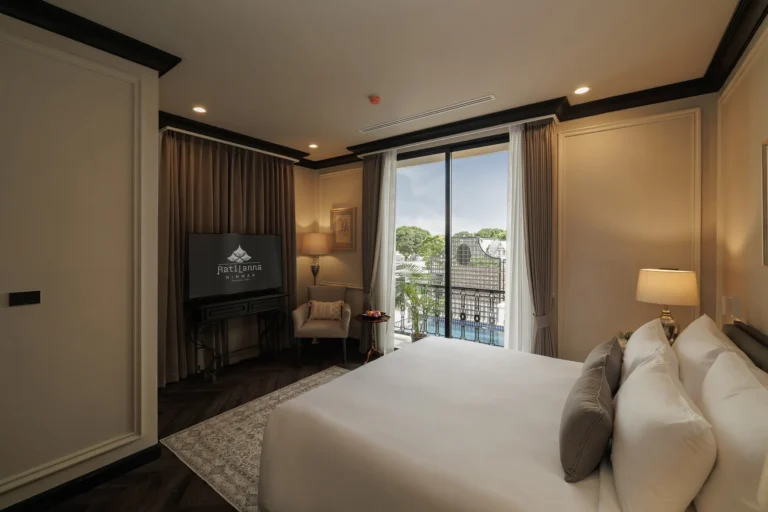 deluxe-bedroom-boutique-luxury-hotel-ecb